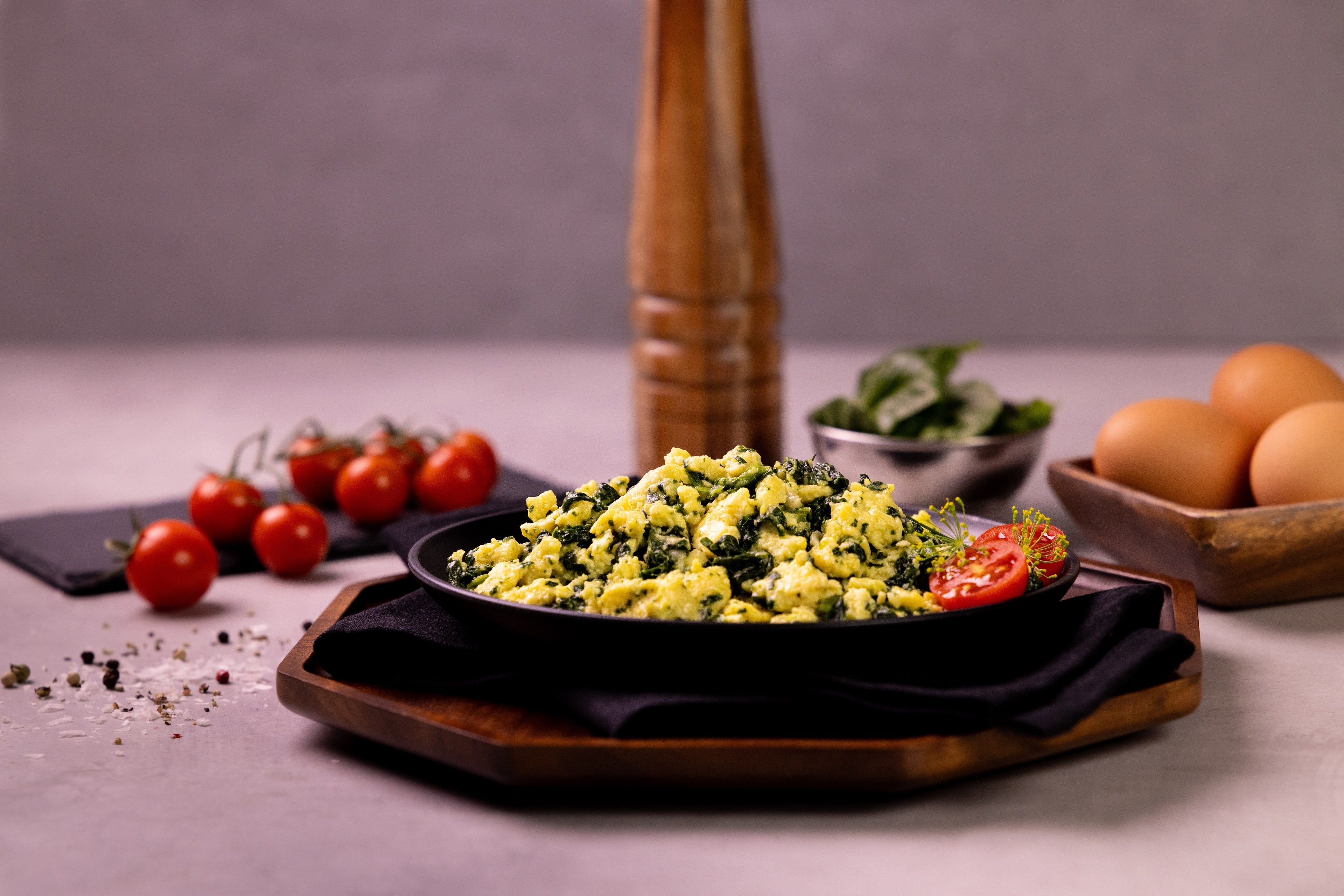 9x SCRAMBLED EGGS WITH CREAMY SPINACH 🌱